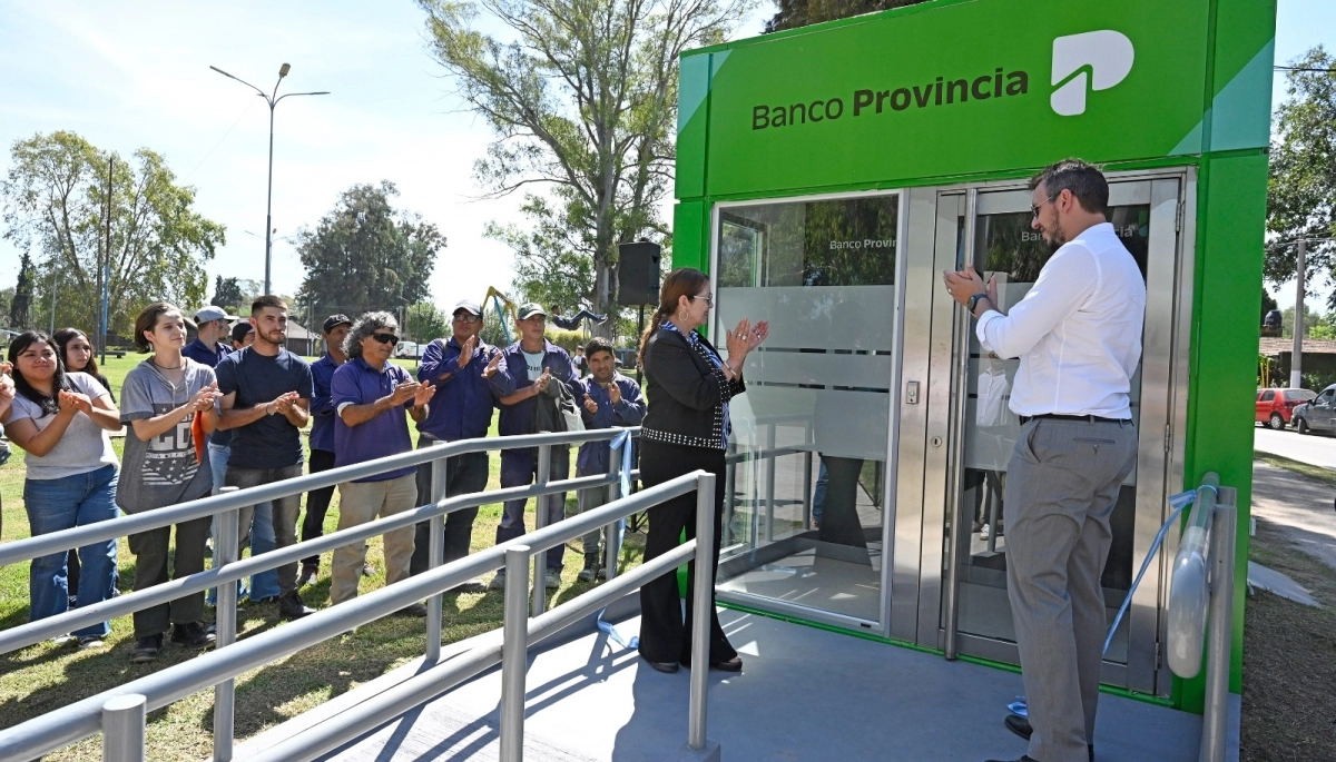 Cantero y Cuattromo inauguraron dos cajeros del Banco Provincia en una plaza de Guernica