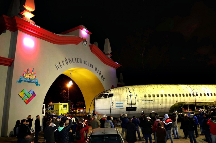 La República de los Niños recibió un avión que protagonizó la historia argentina