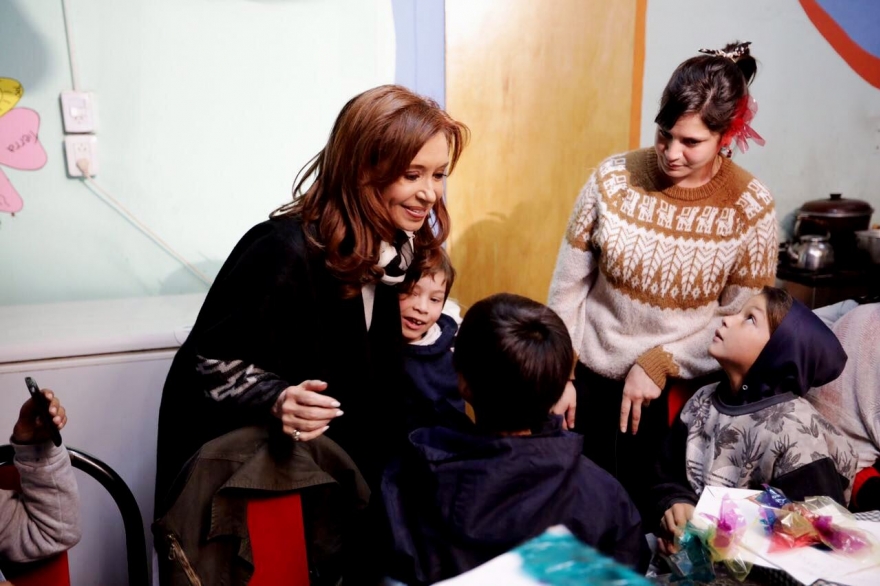 Cristina visitó una copa de leche en Quilmes y se reunió con las mujeres que atienden a 220 pibes