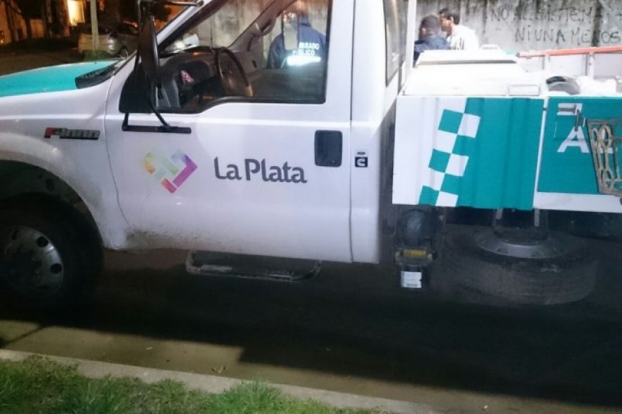 Polémica por camiones de la Municipalidad de La Plata cambiando luminarias en Dolores