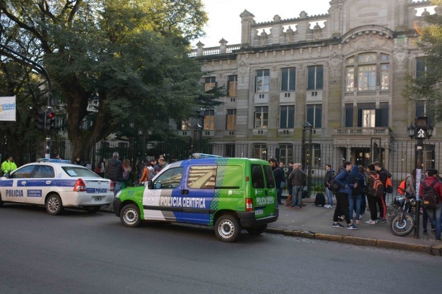 Conmoción en un colegio de La Plata: adolescente de 15 años intentó suicidarse en el aula