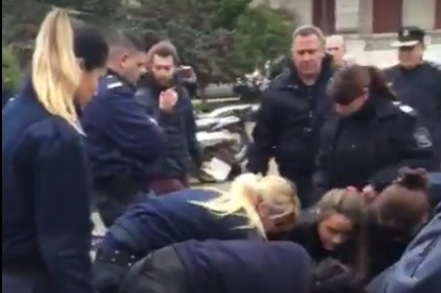 La Policía desaloja mujer encadenada en el Municipio de La Plata y agreden a un periodista