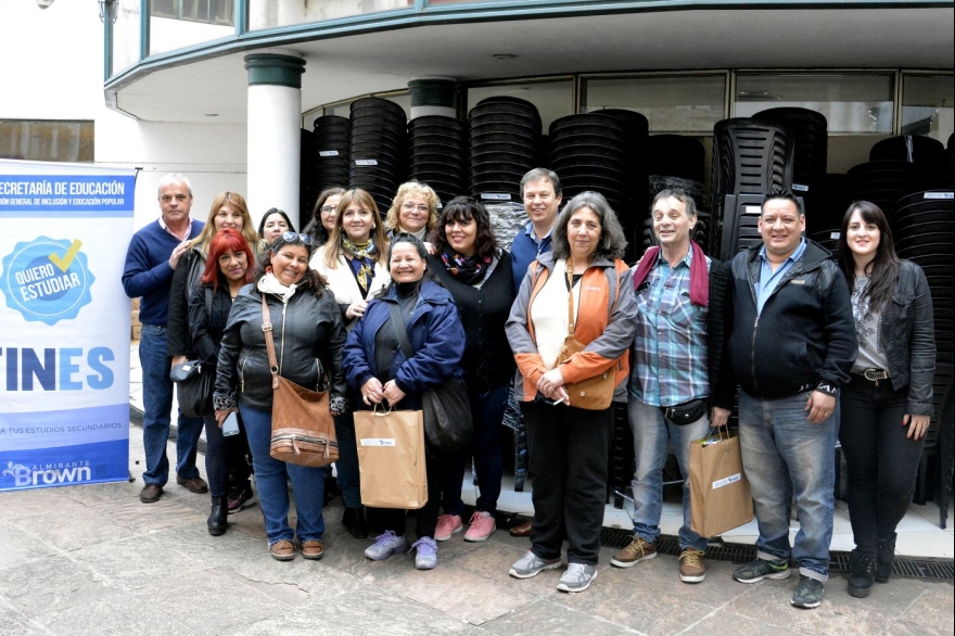 Almirante Brown: Cascallares entregó mobiliario y equipamiento para sedes del Plan Fines