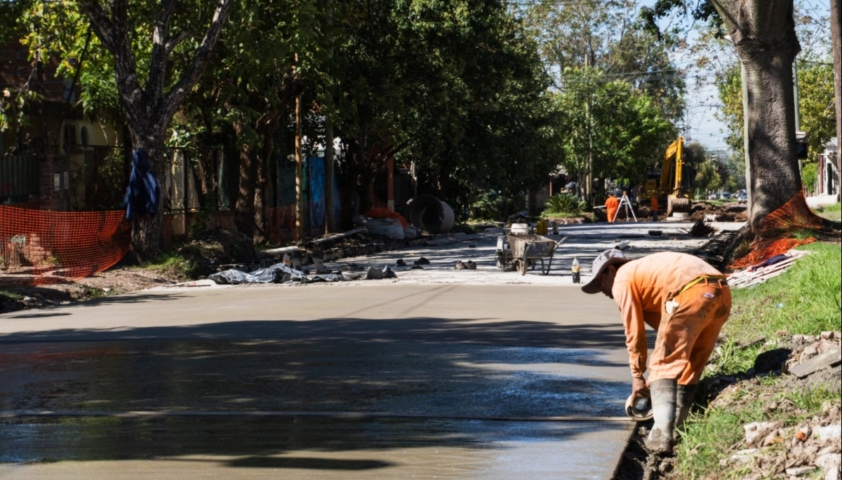 Moreno avanza con las obras de pavimentación en los barrios del distrito