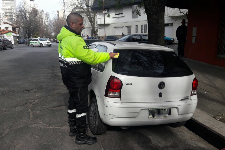 Operativos en La Plata: hicieron más de 50 multas a vehículos mal estacionados