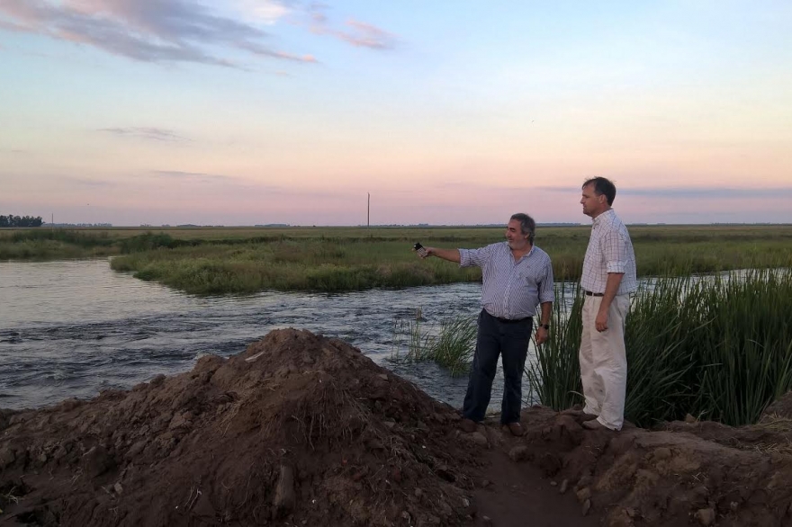 Inundaciones y tensión con La Pampa: Intendente a los empujones con policías pampeanos