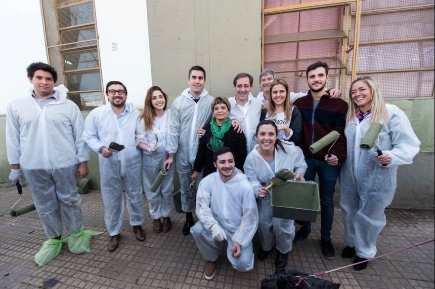 Junto a Piter Robledo, Garro participó de una jornada solidaria en una escuela de La Plata