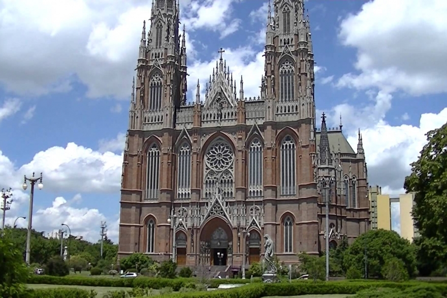 Preocupante: realizaron amenaza de bomba en la Catedral de La Plata y debieron evacuar el lugar