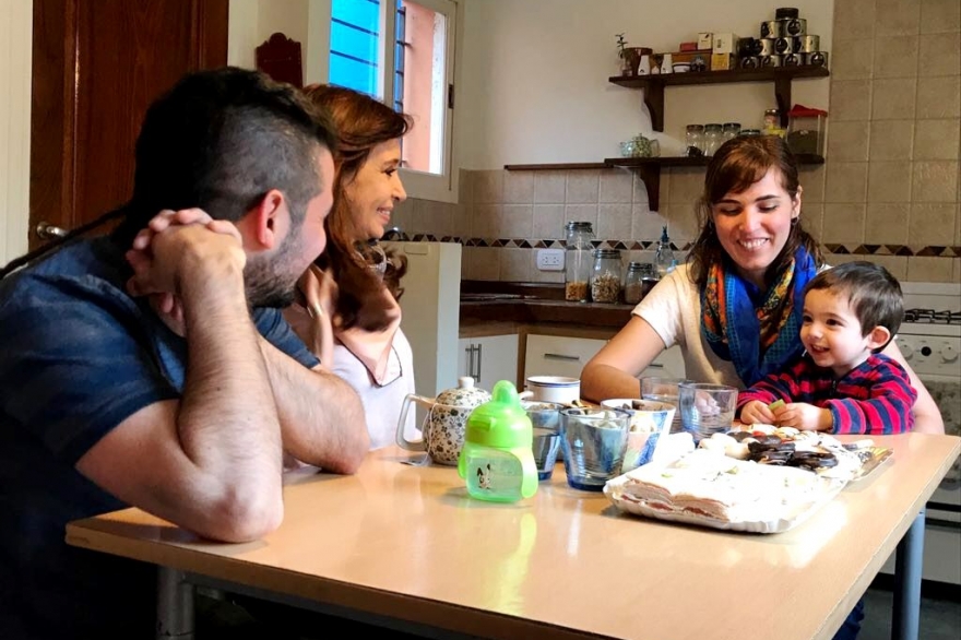 Cristina visitó a una pareja en su casa de La Plata, que le envió una carta para conocerla
