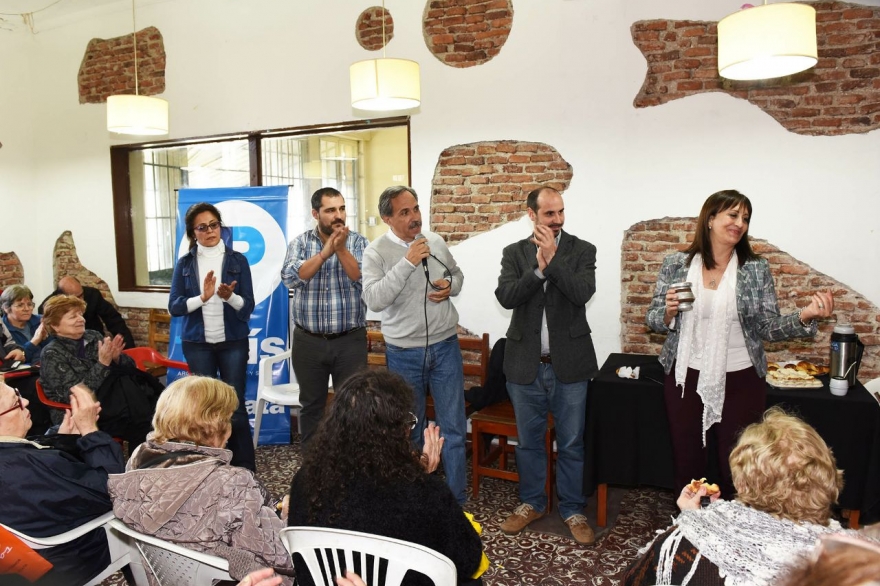 En campaña, Tundis y candidatos locales de 1País visitaron un centro de jubilados en La Plata