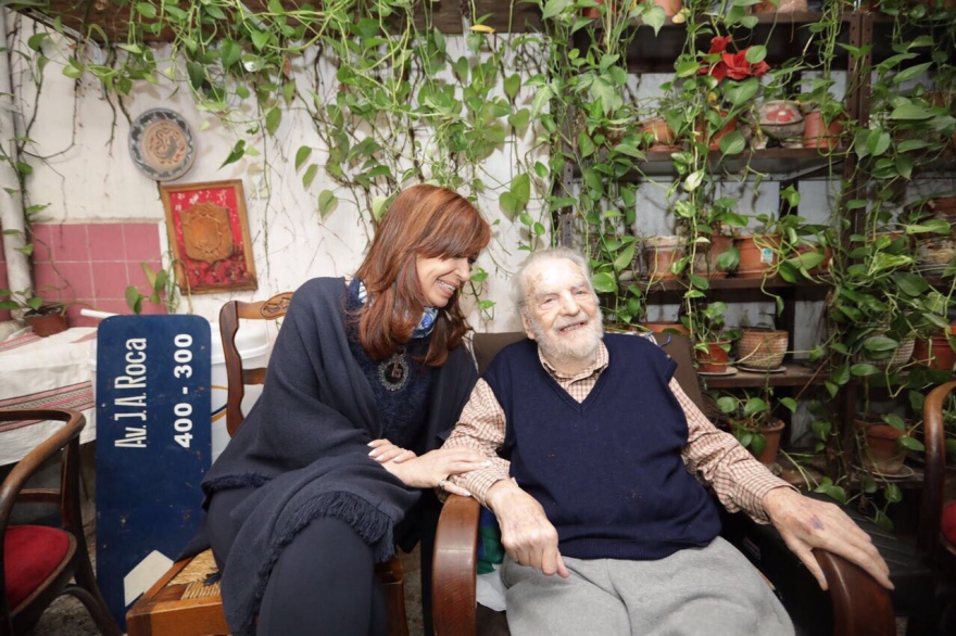 Cristina visitó al escritor Osvaldo Bayer y dialogaron sobre temas de la actualidad económica