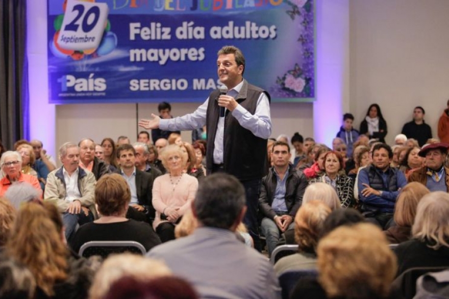 En busca del voto de adultos mayores, Massa fue a Mar del Plata para festejar el Día del Jubilado
