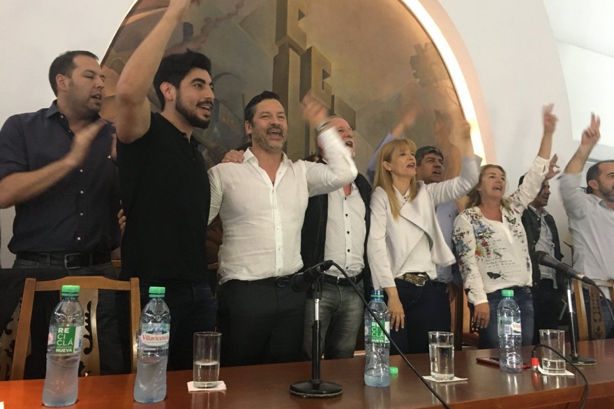 Intendentes y dirigentes sindicales peronistas plasmaron foto conjunta en homenaje a Rucci