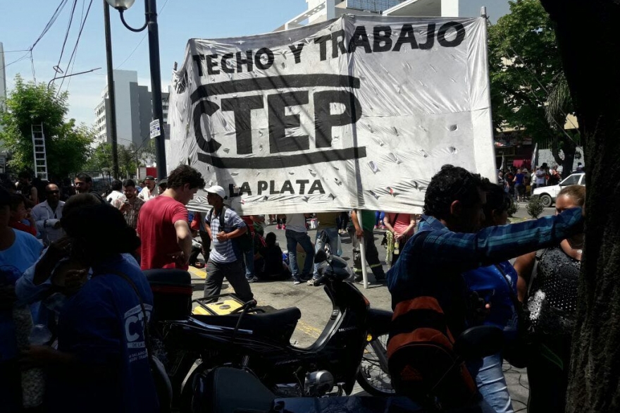 Dentro de su “plan de lucha”, organizaciones sociales realizaron ollas populares en La Plata