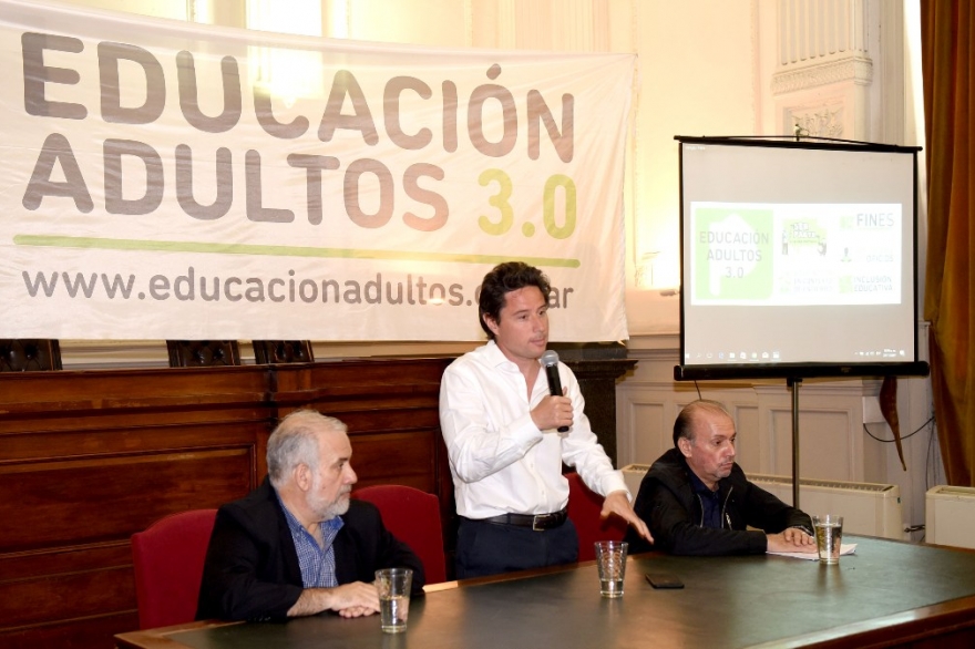 Lanzan programa digital para que millones de adultos bonaerenses terminen sus estudios