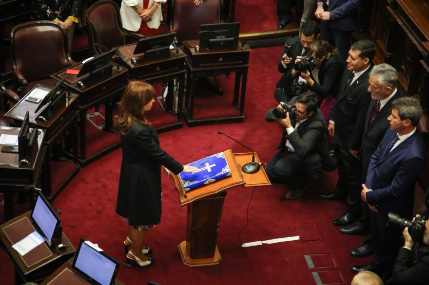 Cristina ya está en el Congreso: juró como senadora y afirma su oposición ante Macri