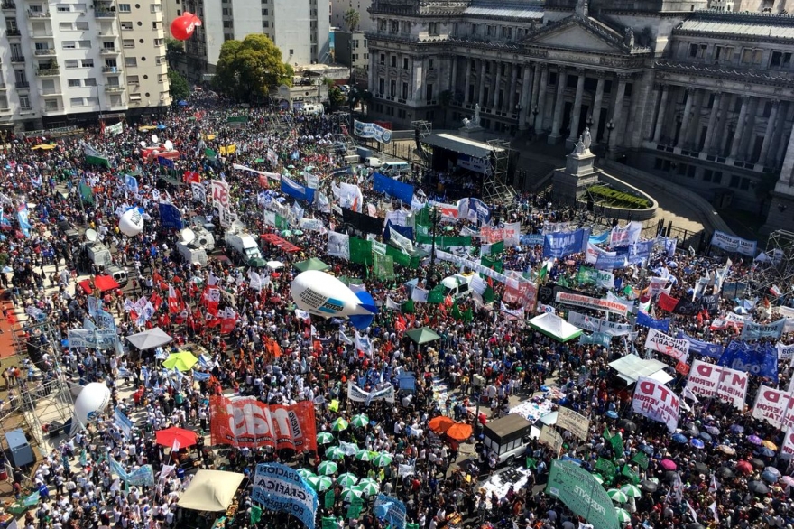 Multitudinaria movilización frente al Congreso en contra de la reforma laboral de Macri