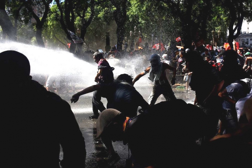 Día feroz en el Congreso: violento enfrentamiento entre la Policía y grupos aislados