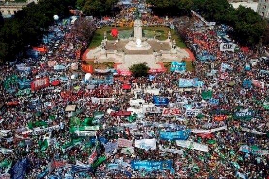 Lejos de los incidentes, miles de manifestantes movilizaron en paz contra la reforma previsional