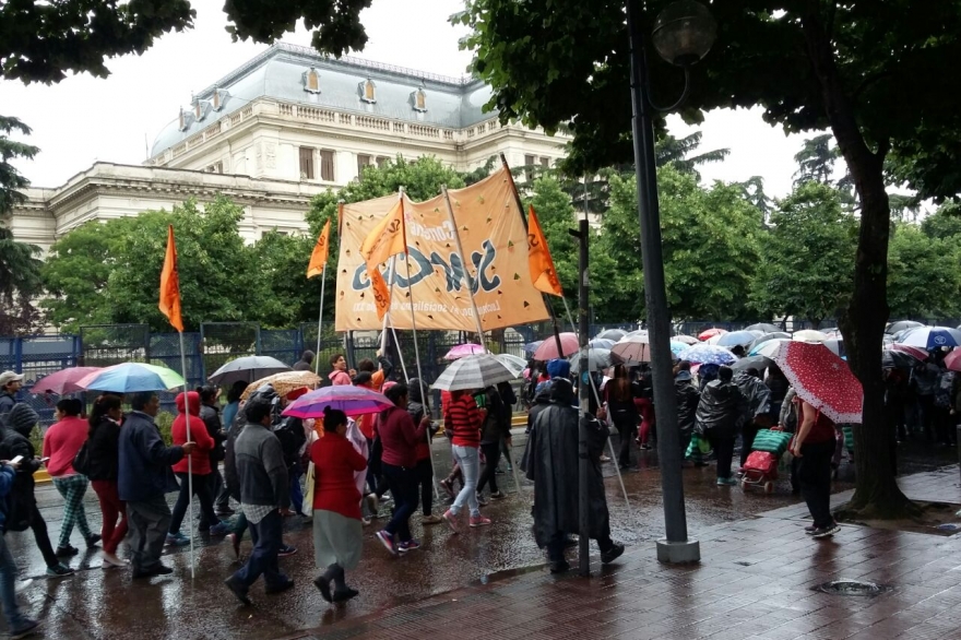 Gremios y organizaciones sociales se manifiestan en la Legislatura contra reformas en Bapro