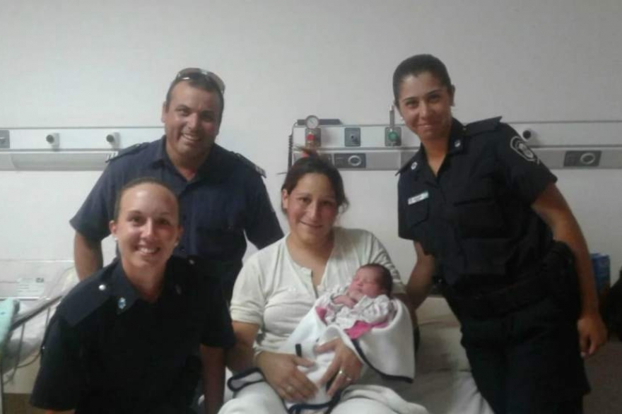 Tres policías asistieron a una mujer en el parto de su hija en Mar del Plata
