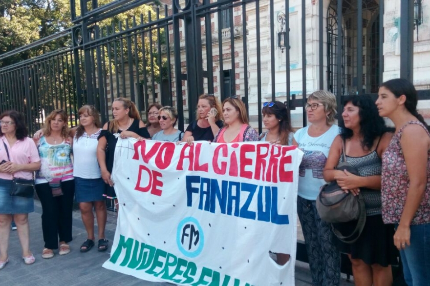 Trabajadores despedidos de FANAZUL viajaron a La Plata para exigir audiencia con Vidal