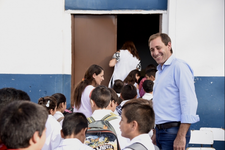 A pesar del paro, Garro encabezó el inicio del ciclo lectivo 2018 en escuela de La Plata