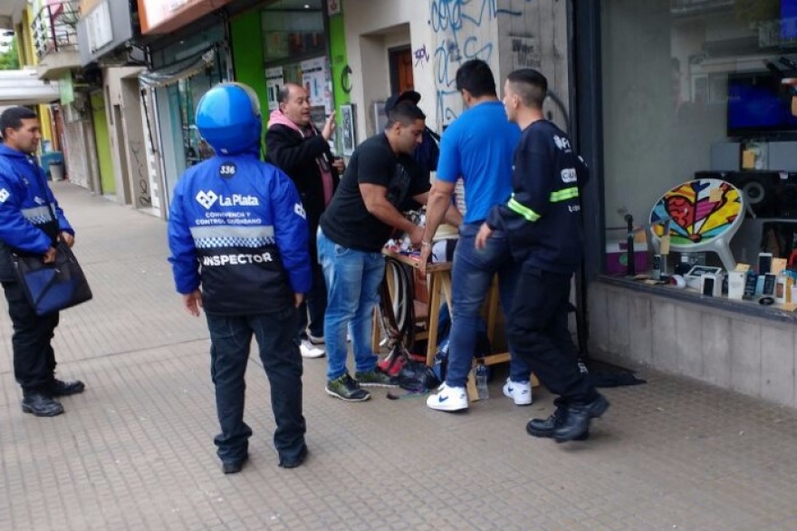 La Plata continúa con operativos para evitar venta ambulante y manteros en el microcentro