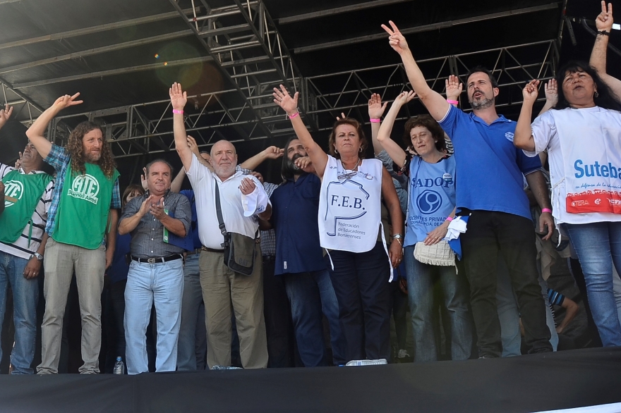 Docentes y estatales marcharon a Gobernación contra la oferta de Vidal: “La propuesta es miseria”