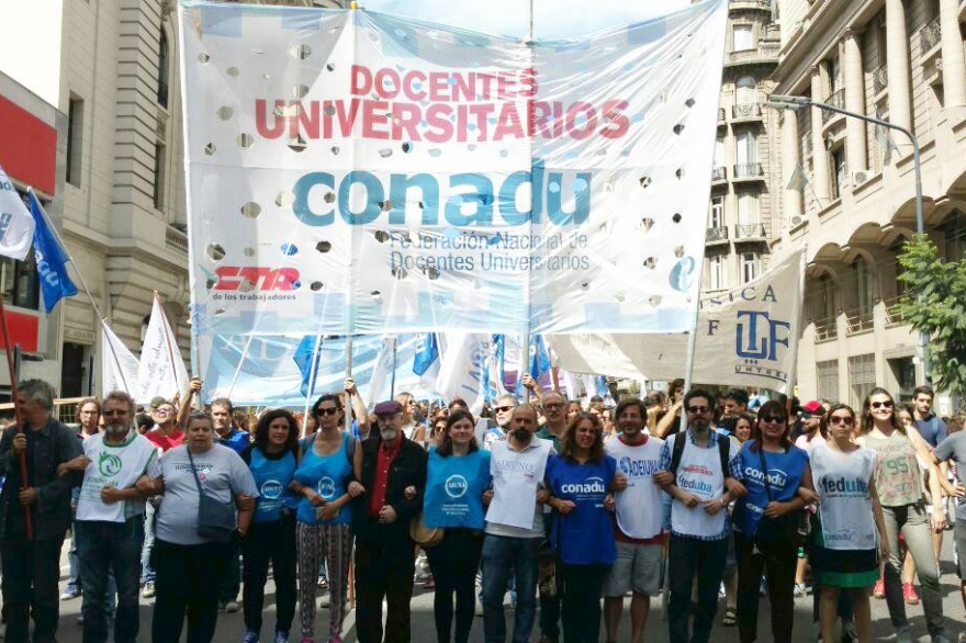 Docentes universitarios cumplen con su segunda jornada de paro en reclamo de mejoras salariales