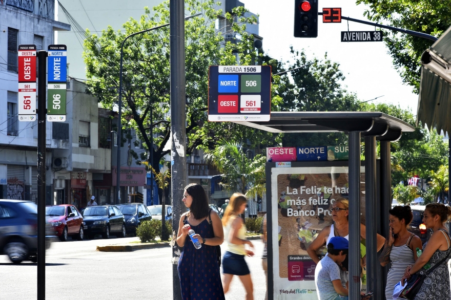 Municipio de La Plata dispone nueva organización de las paradas de micros sobre avenida 7