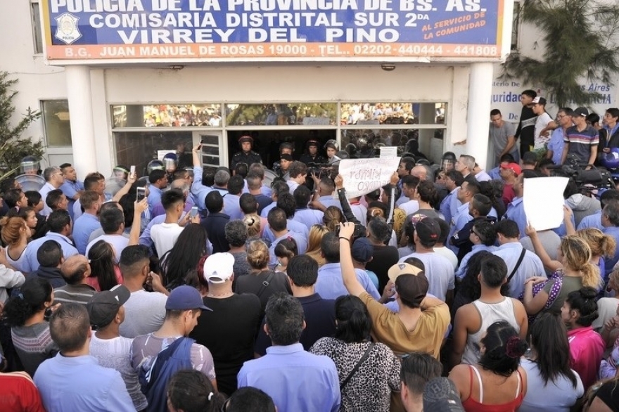 Clima de tensión: realizan acampe frente a la comisaría de Virrey del Pino por crimen del colectivero