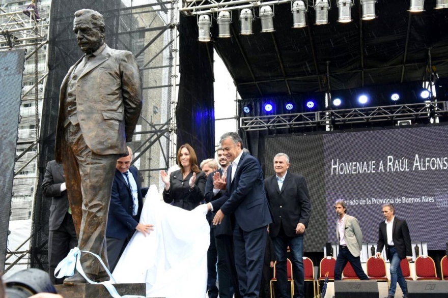 Con participación de Vidal y Marcos Peña, se inauguró en La Plata el monumento a Alfonsín