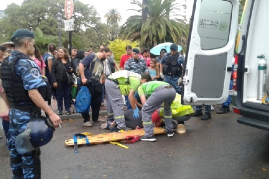 Violento al volante: automovilista atropelló a manifestante en las puertas de Gobernación