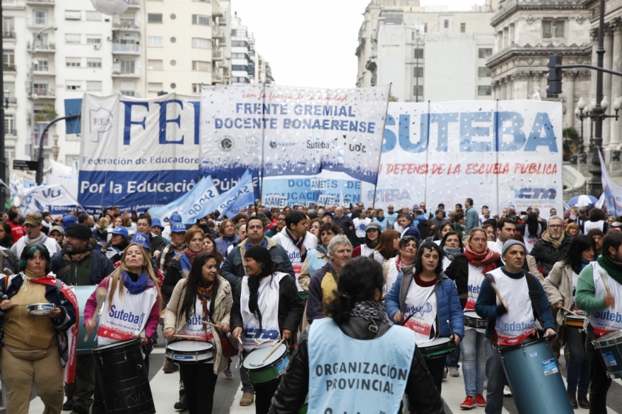 Gremios docentes realizan paro y clase pública en rechazo a oferta del 15 por ciento