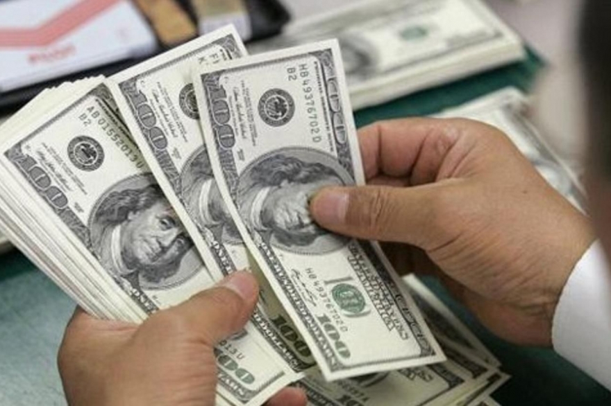 La suba del dólar no para: superó los 24 pesos y en algunos bancos llegó a tocar los 25