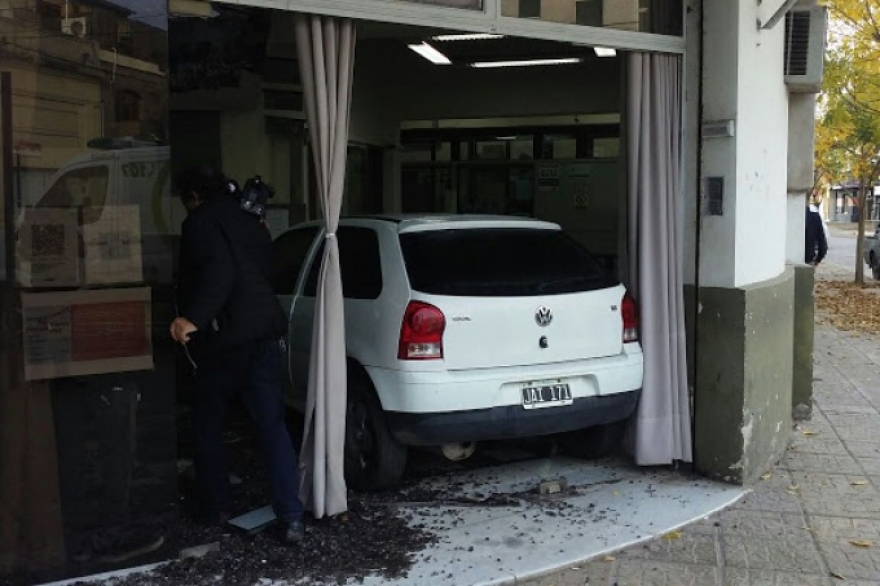 Relatos Salvajes: le cortaron la luz por error y embistió su auto contra las oficinas de la empresa