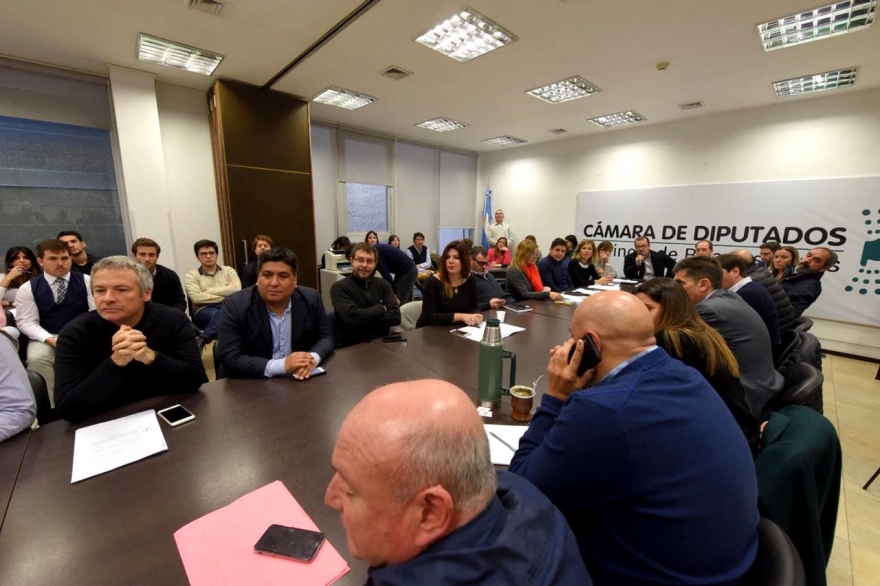 Tras tenso plenario de comisión, Cambiemos logró despacho para la baja de impuestos a tarifas