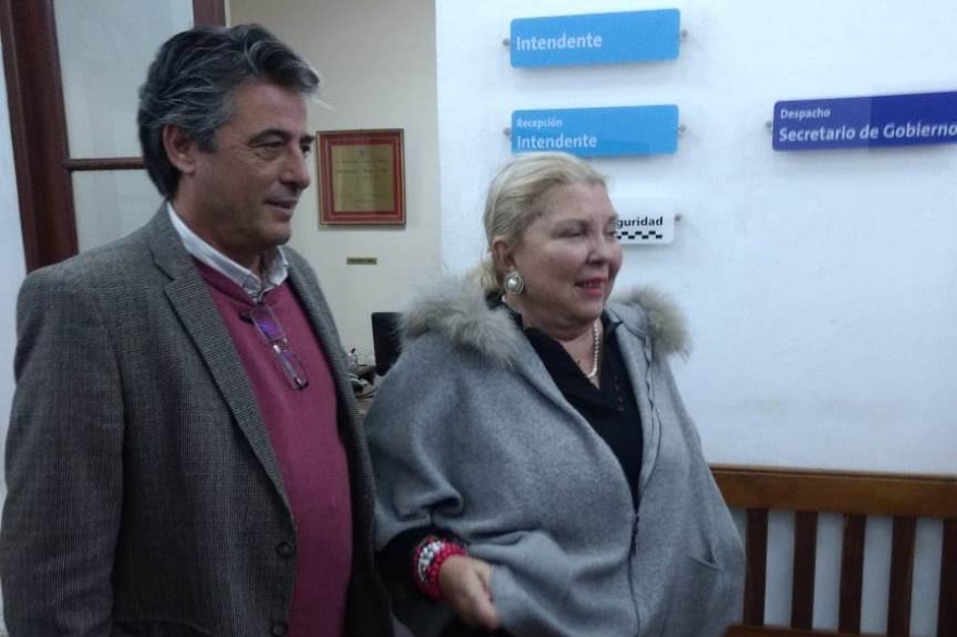 Carrió bancó a intendente “amigo” y le reclamó a Macri más obras para el distrito