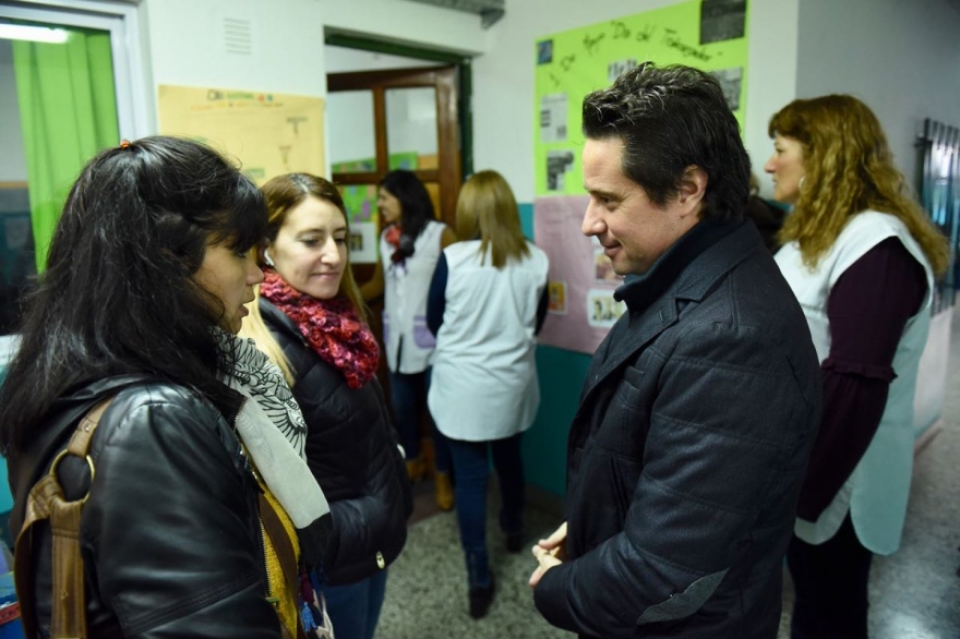 Otro mal momento para Sánchez Zinny: lo recibieron con reclamos en una escuela de Avellaneda