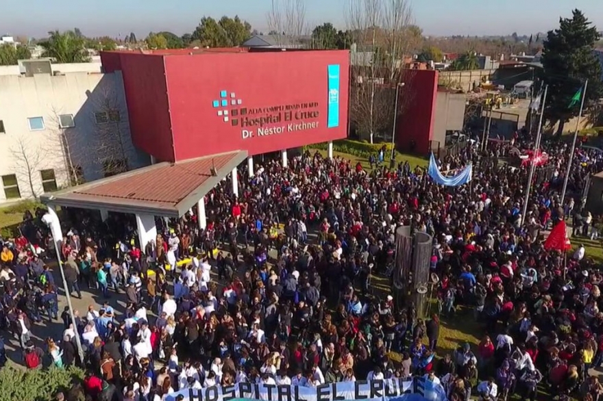 Masivo abrazo al Hospital El Cruce contra recorte de presupuesto y en defensa de la salud pública