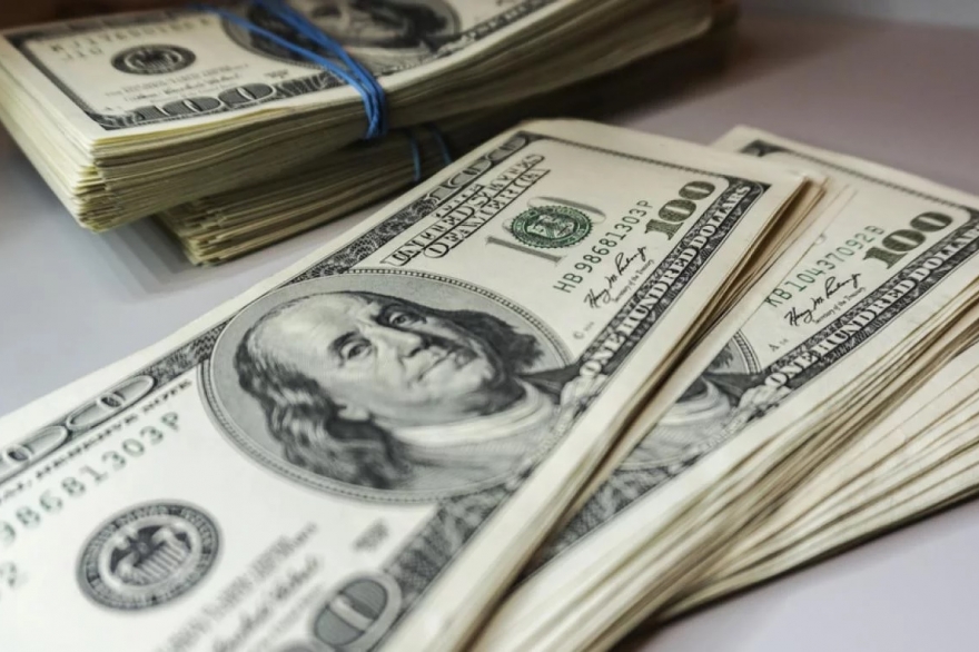 Crisis cambiaria: tras rozar los 30 pesos, el dólar arrancó la semana en baja