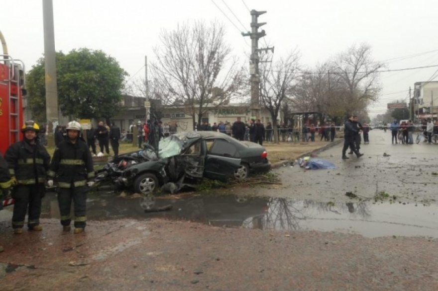 Automovilista sin control: chocó contra parada de colectivo en Quilmes y murieron tres personas