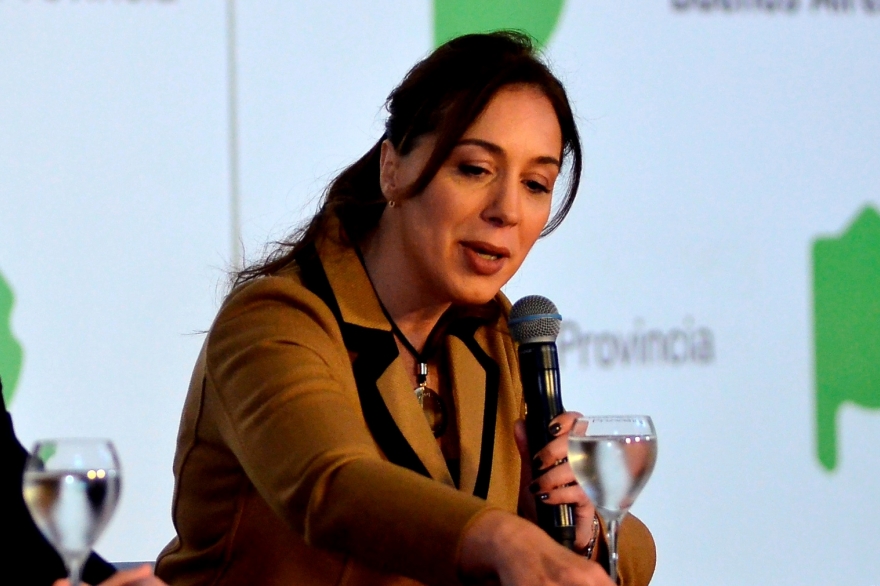 Vidal promulgó la ley de que reduce impuestos municipales en tarifas de luz y agua