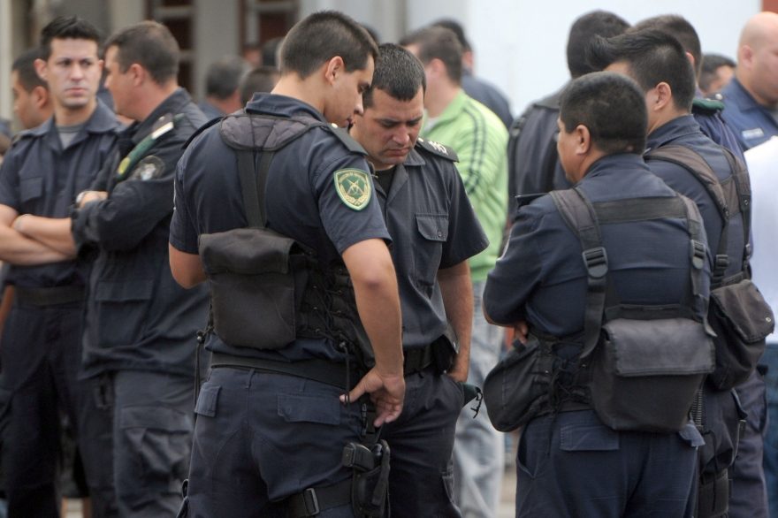 Le pegaron tres tiros a un policía para robarle el arma reglamentaria: se salvó de milagro