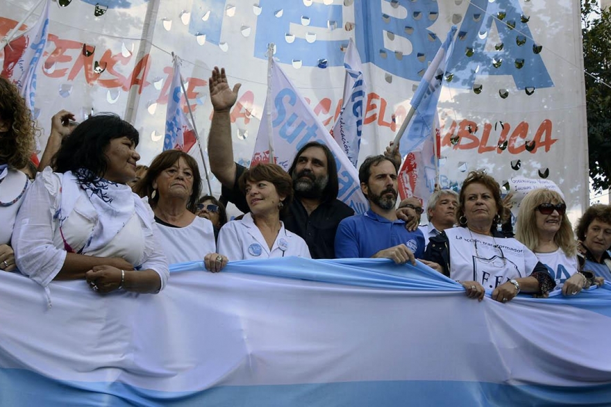 Docentes bonaerenses marchan para exigir a Provincia que declare la "emergencia educativa"