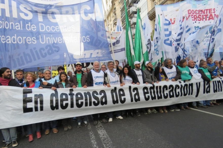 Cuarta semana sin acuerdo y docentes universitarios ratifican las medidas de fuerza