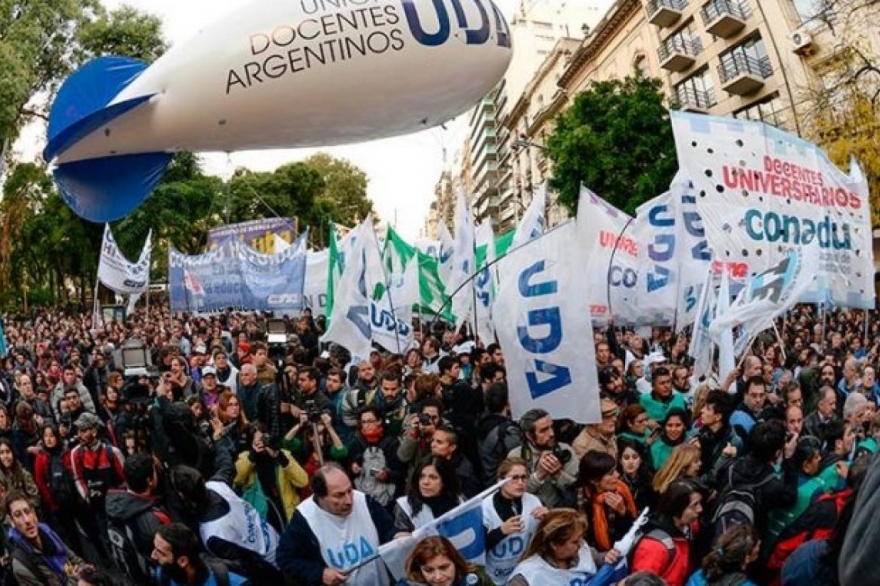 Paro y movilización de docentes de todo el país en rechazo a las "políticas de ajuste" de Macri