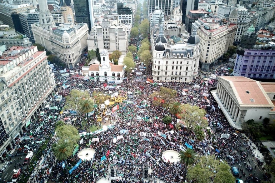 Masiva movilización contra políticas de Macri: pidieron que “caiga este modelo económico”