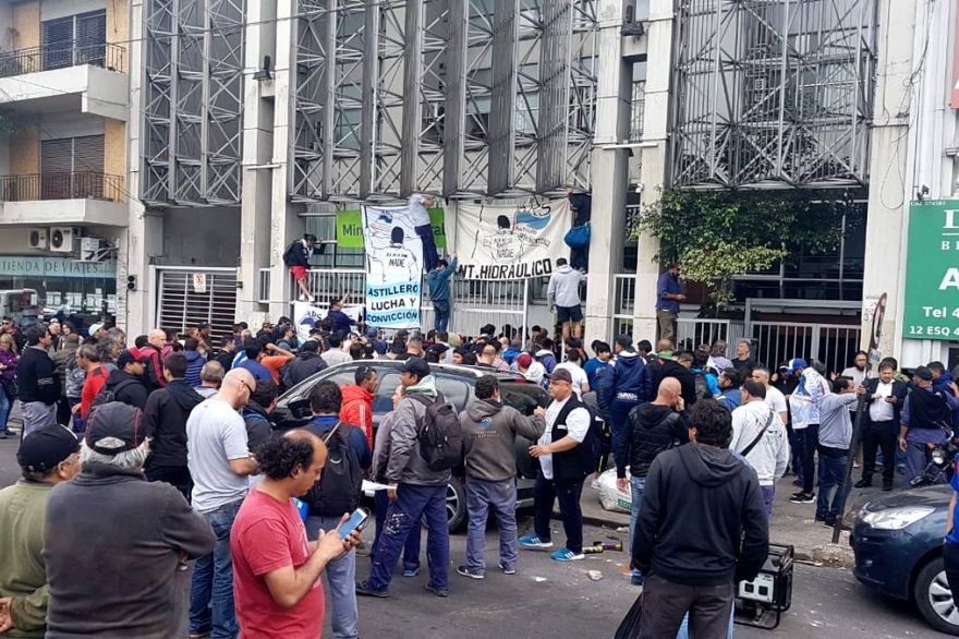 El conflicto de Astilleros volvió a tomar fuerza: trabajadores marcharon al ministerio de Trabajo